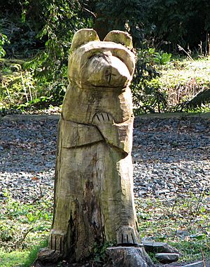 Bear statue, Mount Stewart - geograph.org.uk - 762889