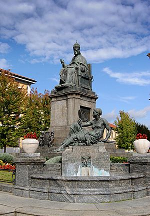 Desio basilica san siro e materno Monumento a papa Pio XI DSC 0223