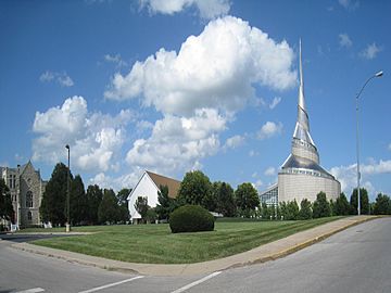 HedrickiteTempleLotWithCofChristBuildingsNearby