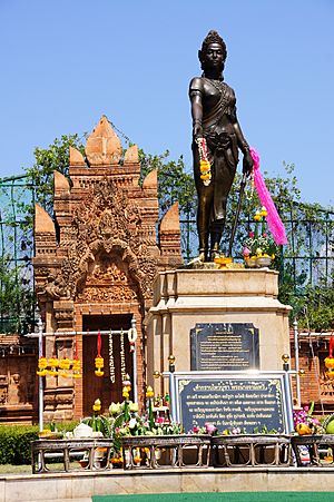 พระนางจามะเทวี - panoramio (1).jpg