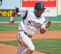 Cedric Hunter rounding third