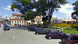 The square Padre João Álvares, in the center of the municipality. In the background, the first church of Itaquaquecetuba can be seen.