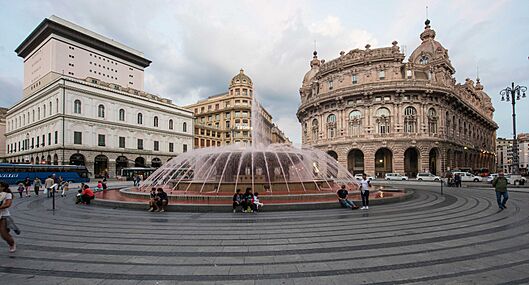 Teatro Carlo Felice con Fontana