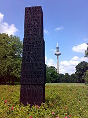 Frankfurt Gedenkstele Grüneburgpark mit Fernsehturm