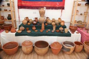 VHHT - Displayed Pots - 7