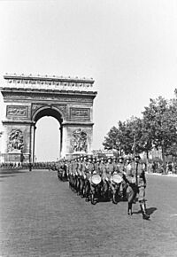 Bundesarchiv Bild 101I-751-0067-34, Paris, Parade deutscher Soldaten