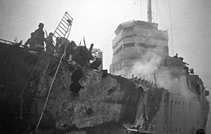 Bundesarchiv Bild 101II-MW-3722-19, St. Nazaire, Zerstörer "HMS Campbeltown"