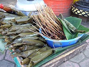 Sate ayam lontong asongan