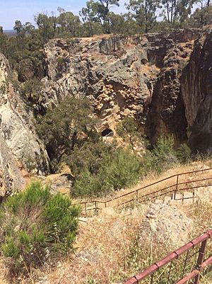 Balaclava Open-Cut Mine (Closed).jpg