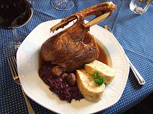 Martinigansl mit Rotkraut und Serviettenknödel