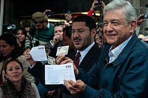 AMLO se afilia a MORENA en el Zócalo (8361522287)