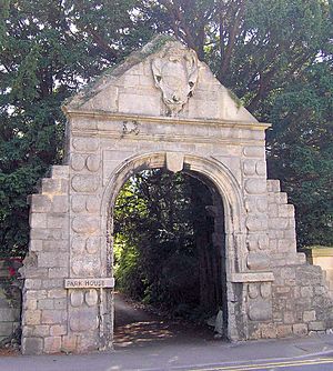 Archway in Station Road, Keynsham - geograph.org.uk - 1730606