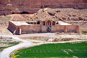 Izadkhast Old Caravanserai Iran.jpg