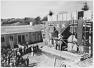 Fo30141711030011 Kranselag på soldathjemmet i Stavern 1941-05-01 (NTBs krigsarkiv, Riksarkivet)