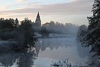 Hamneda kyrka och Lagan.jpg