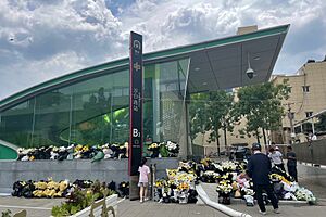 20210728 Mourning for the victims in the flood at Shakoulu Station 02