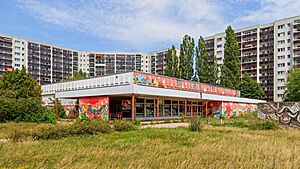 Bärensteinstraße: plattenbau apartment houses and an abandoned former Konsum retail building