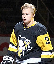 Olli Maatta 2017-10-04.jpg