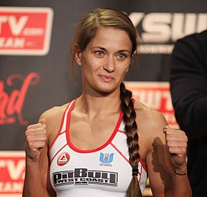 Karolina Kowalkiewicz ważenie KSW 30.jpg