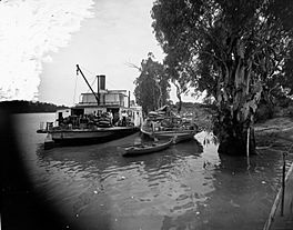 Paddlesteamer landing at Lake Victoria(GN10316) (cropped).jpg