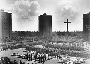 Bundesarchiv Bild 183-2006-0429-502, Tannenberg-Denkmal, Beisetzung Hindenburg.jpg