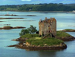 Castle Stalker - geograph.org.uk - 204092