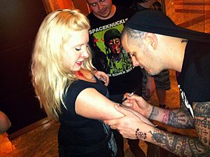 Phil anselmo autografando a marcela (6371221735)