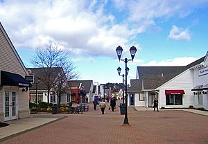 Woodbury Commons promenade.jpg