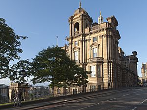 EdinburghMuseumOnTheMound-pjt.jpg