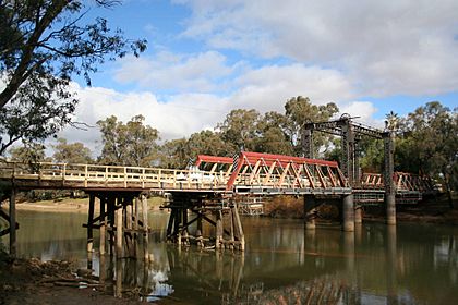 Swan hill bridge murray river.jpg