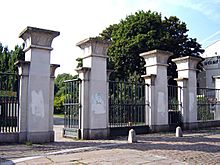 Abney park east gate.jpg