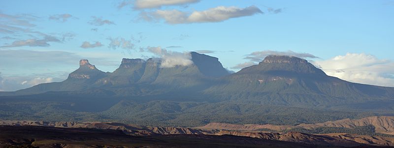 Ilú–Tramen Massif and Karaurín-tepui