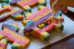 Pinata cookie construction (7146406409)