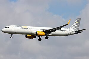 Vueling Airlines A321 EC-MHA JP8121427