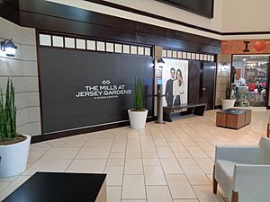 Jersey Gardens Mall 45.jpg