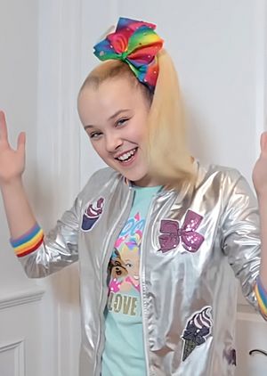 JoJo Siwa 2 (cropped).jpg