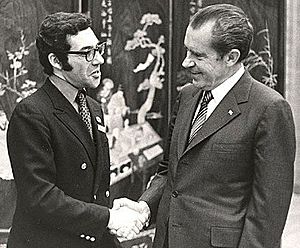 Les Crystal meets Richard Nixon in China.jpg