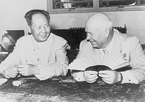 Mao Tsé-toung, portrait en buste, assis, faisant face à Nikita Khrouchtchev, pendant la visite du chef russe 1958 à Pékin