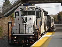 Train pulls into Lindenwold station, March 2008