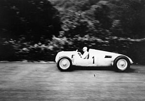 Bundesarchiv Bild 146-1989-015-35A, Nürburgring, Bernd Rosemeyer in Rennwagen