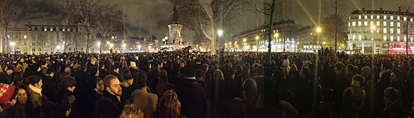 Place de la République, 18h50, une foule silencieuse