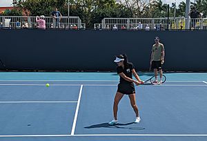 RaducanuMiamiOpenPractice (cropped)