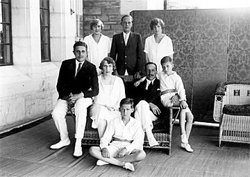 Alfonso XIII and Queen Victoria Eugenia with their six children