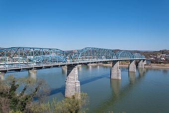 Walnut Street Bridge 02.jpg