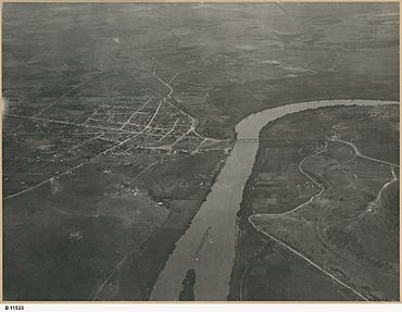 Aerial view of Murray Bridge (B 11533).jpeg