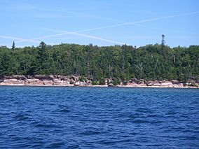 Ile Parisienne Sandstone Cliffs.JPG