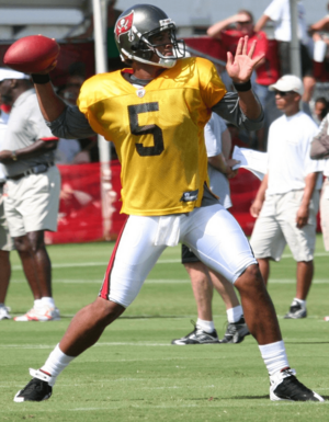 Josh Freeman throwing (cropped)