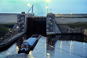 Tow entering Jamie Whitten Lock