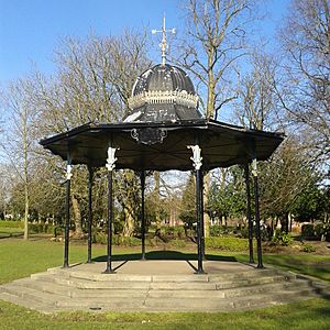 Overtoun Park Bandstand, Rutherglen 2016-02-28.jpg