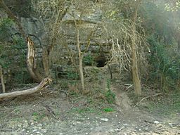 Airman's cave - panoramio.jpg